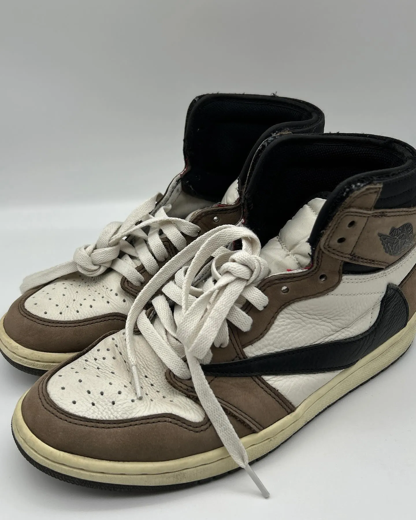 ナイキ AIR JORDAN 1 × TRAVIS SCOT...