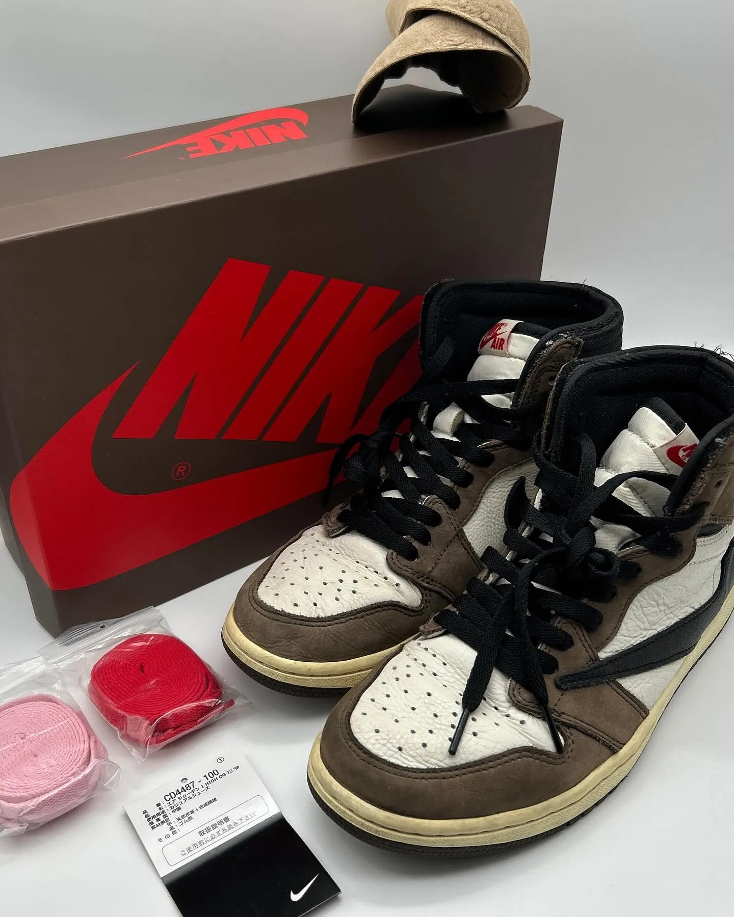 ナイキ AIR JORDAN 1 × TRAVIS SCOT...