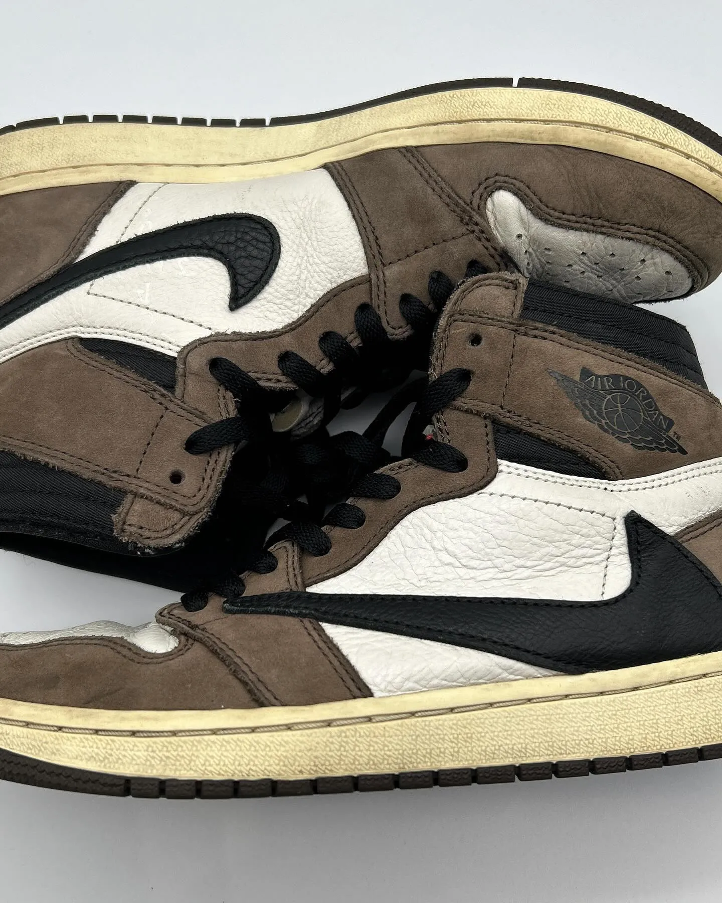 ナイキ AIR JORDAN 1 × TRAVIS SCOT...