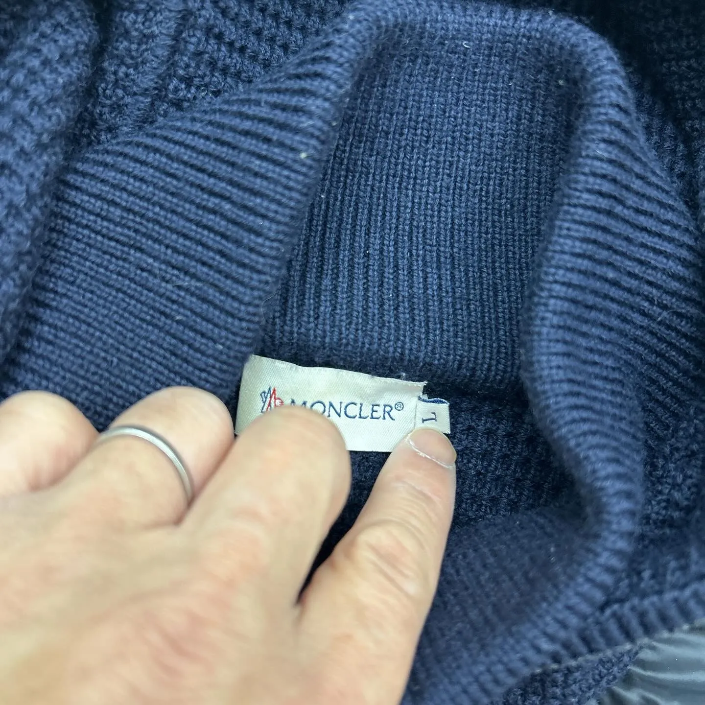 モンクレールのニット切り替えダウン