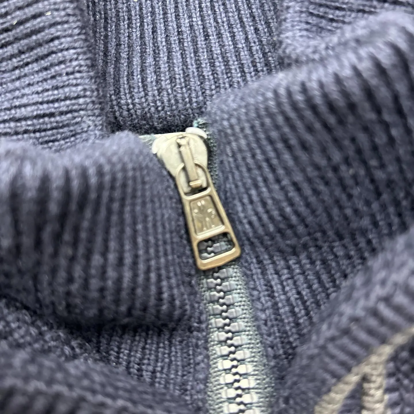 モンクレールのニット切り替えダウン