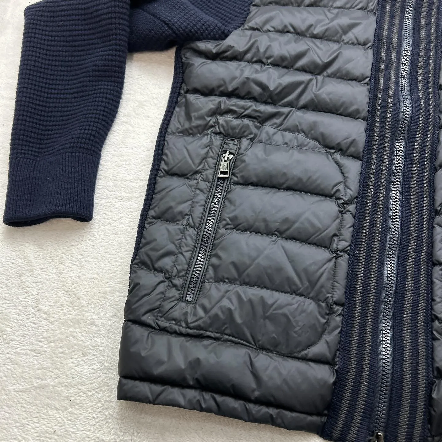 モンクレールのニット切り替えダウン