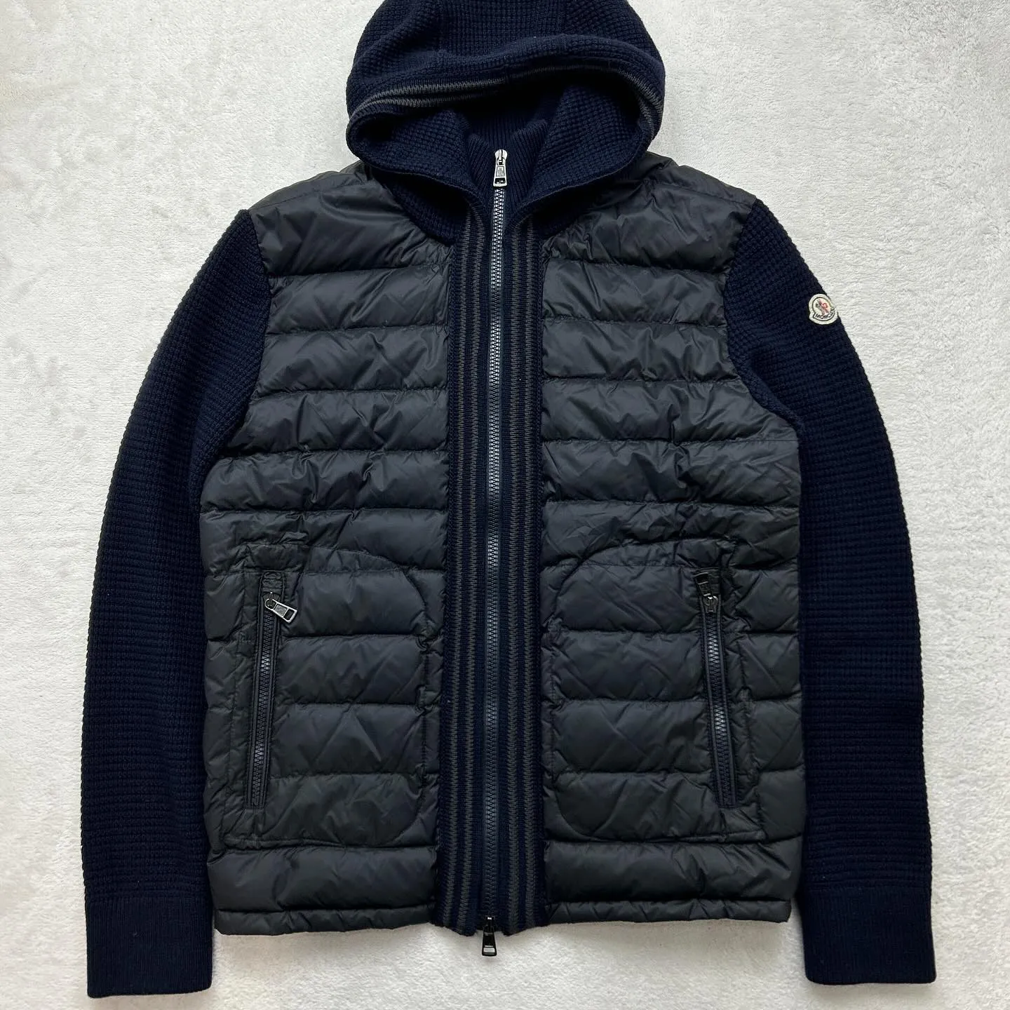 モンクレールのニット切り替えダウン