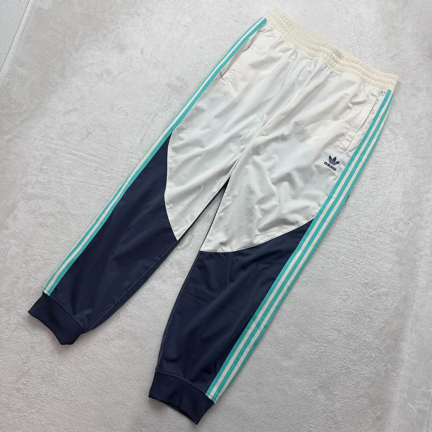 アディダスオリジナルス