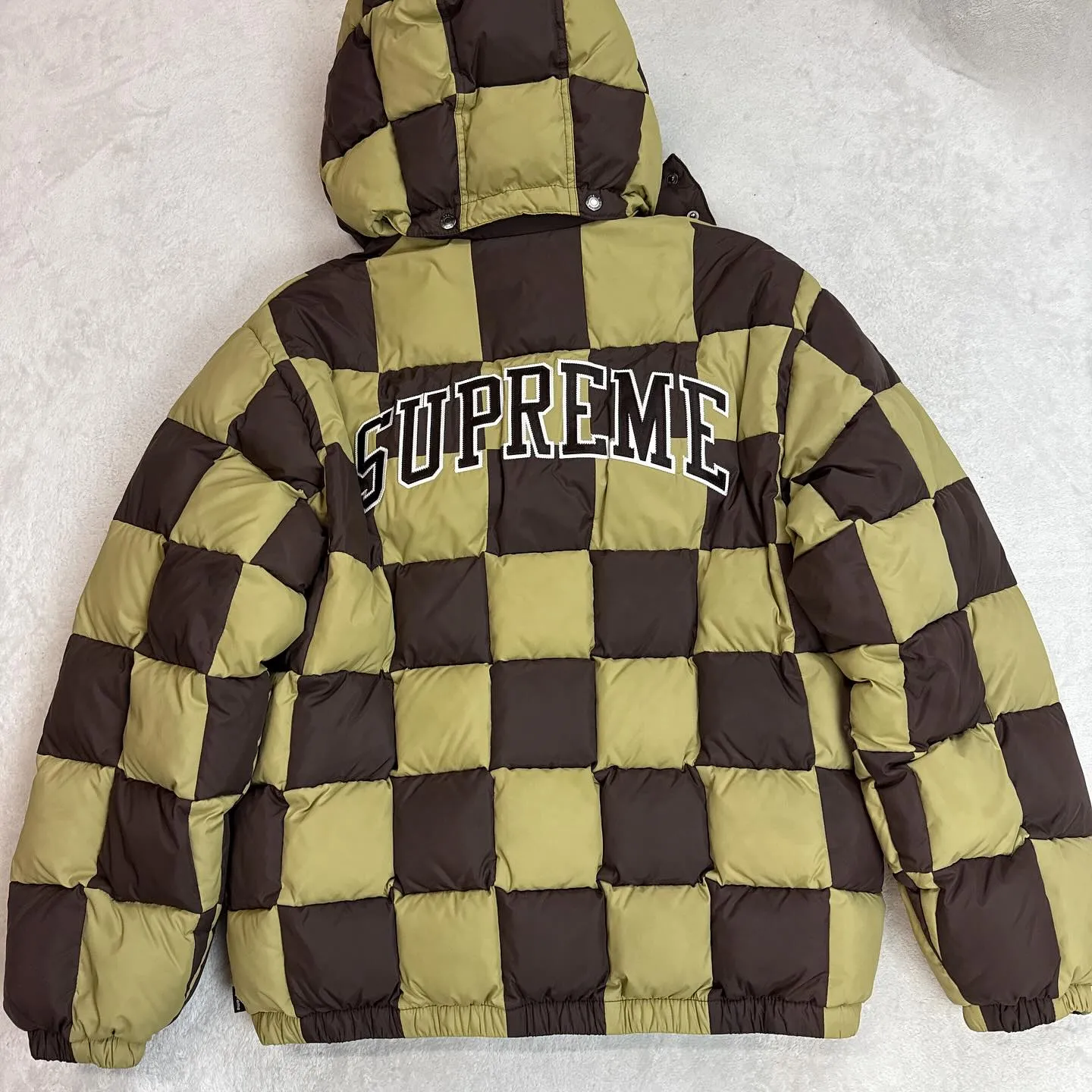 シュプリームのダウン、ニット帽