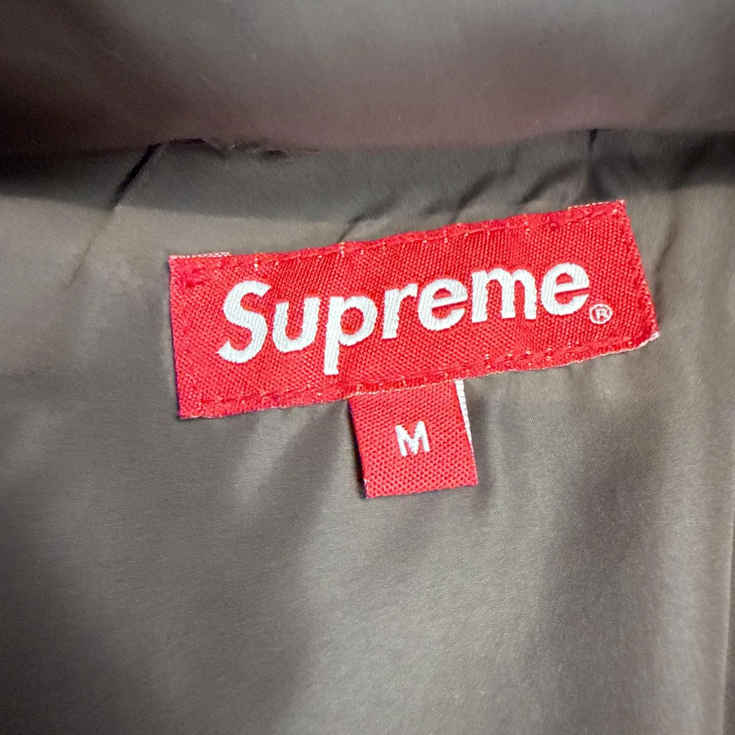 シュプリームのダウン、ニット帽