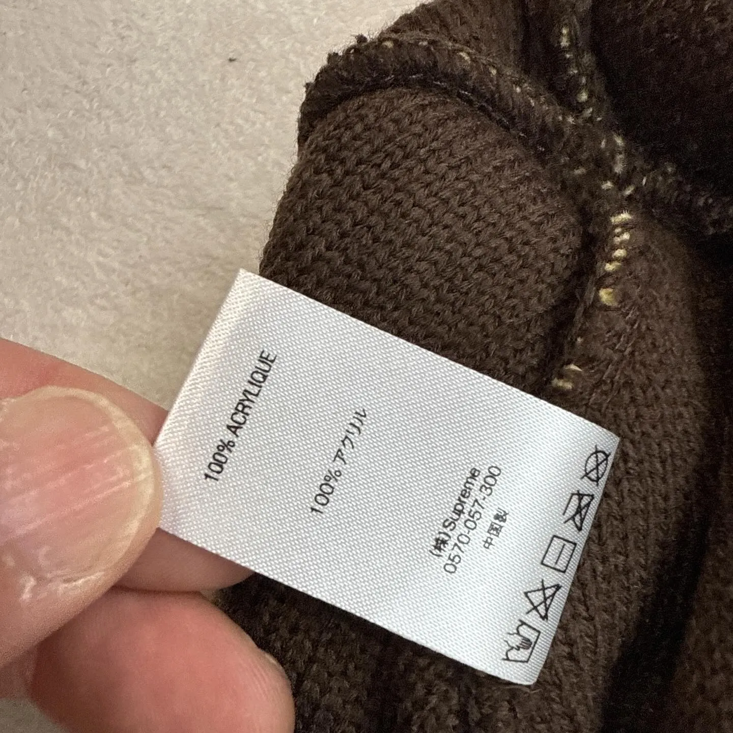 シュプリームのダウン、ニット帽