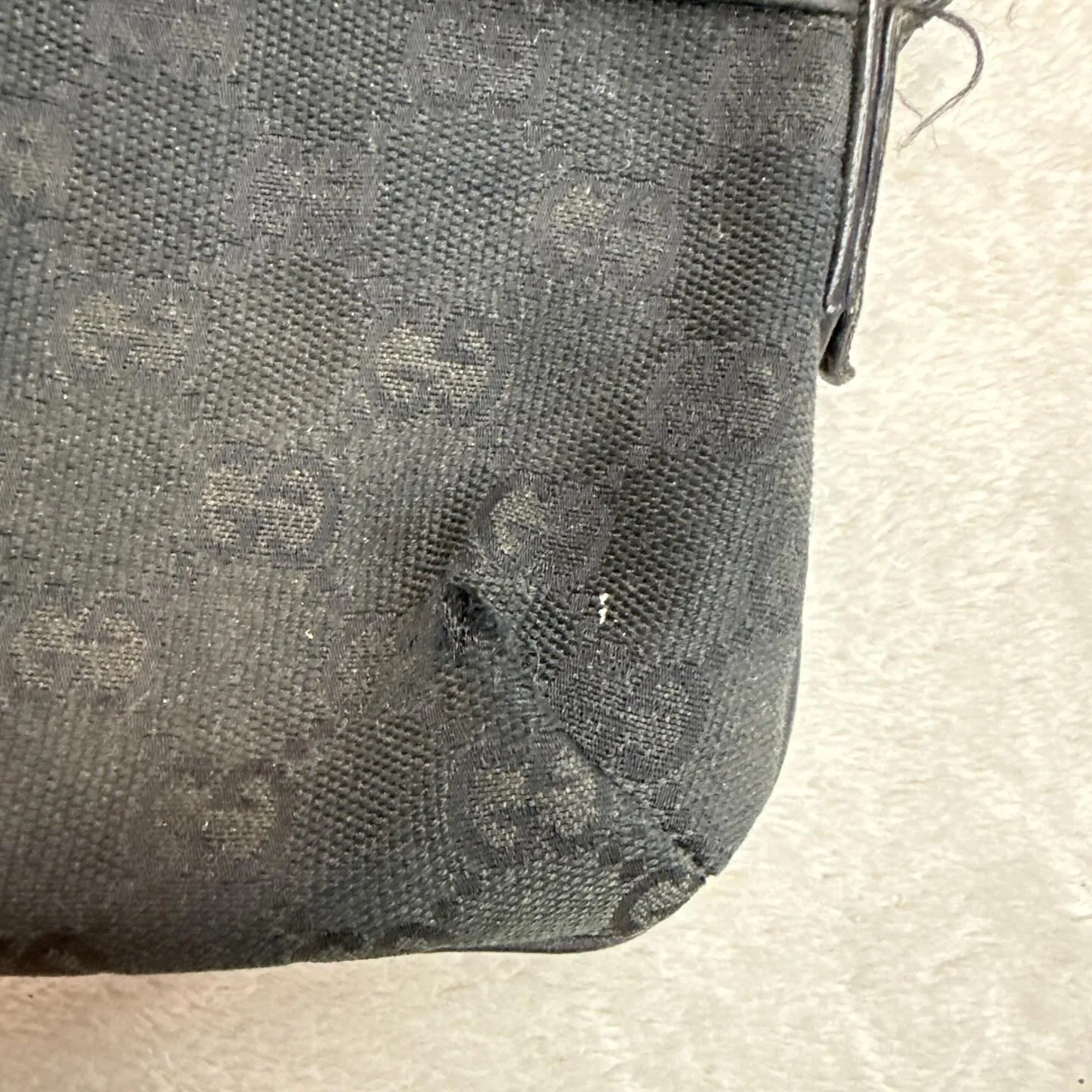 本日、GUCCIのポーチを