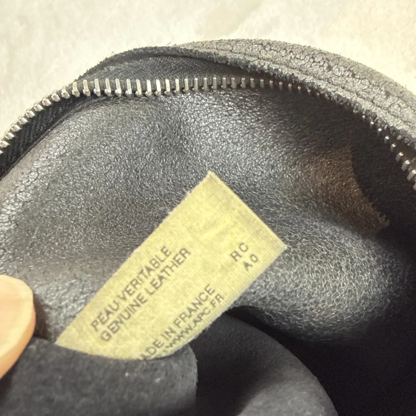 A.P.C.アーペーセーの珍しい牛革レザーバッグや