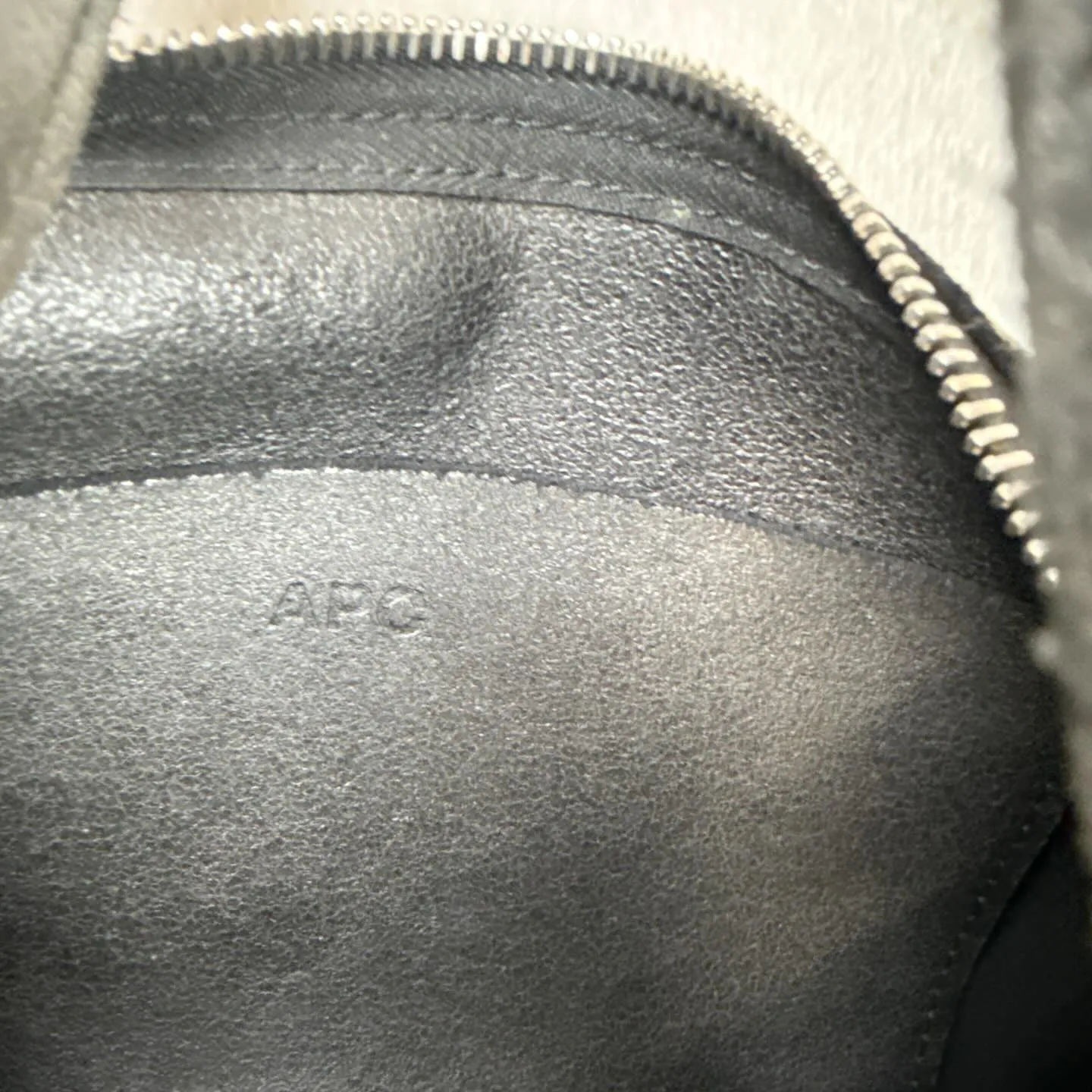 A.P.C.アーペーセーの珍しい牛革レザーバッグや