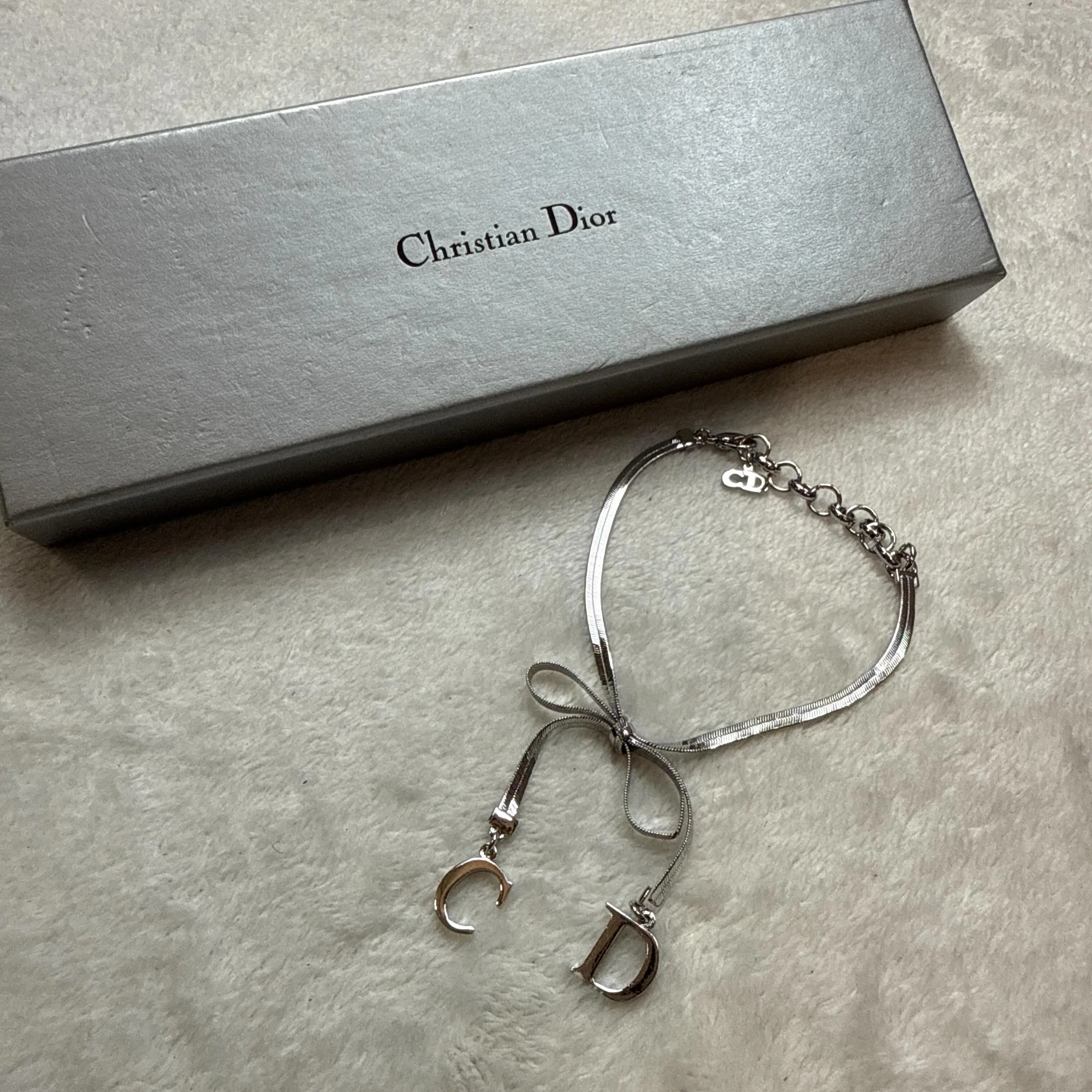 セリーヌ、グッチ、プラダ、ディオールのアクセサリー