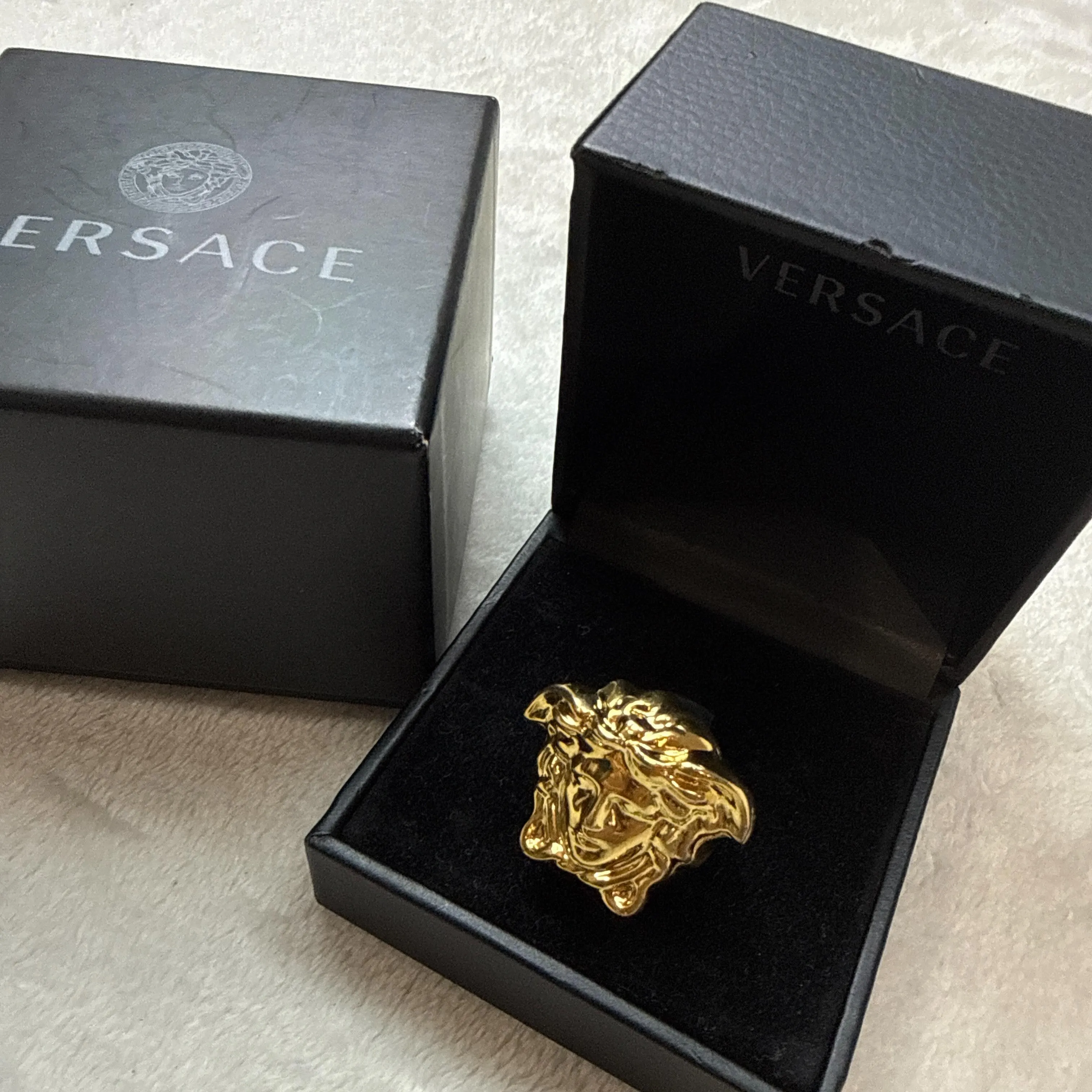 セリーヌ、グッチ、プラダ、ディオールのアクセサリー