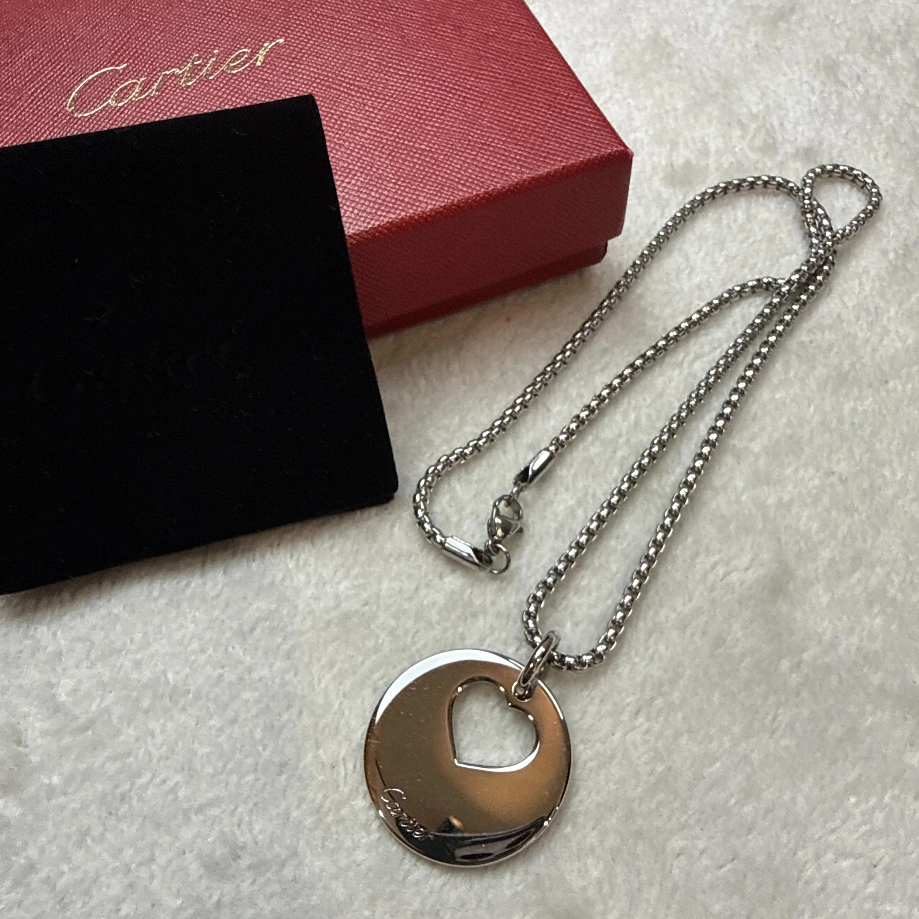 セリーヌ、グッチ、プラダ、ディオールのアクセサリー