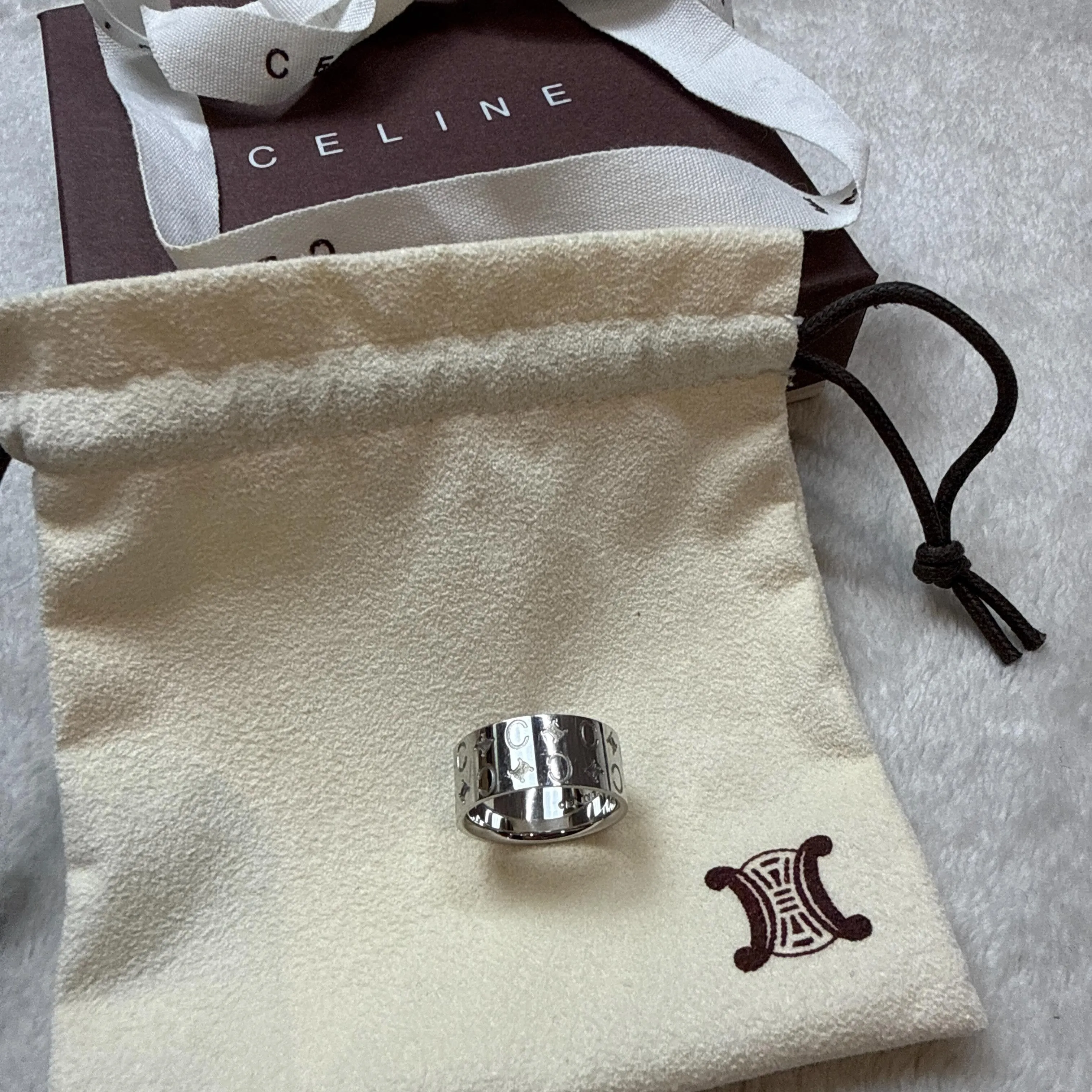 セリーヌ、グッチ、プラダ、ディオールのアクセサリー