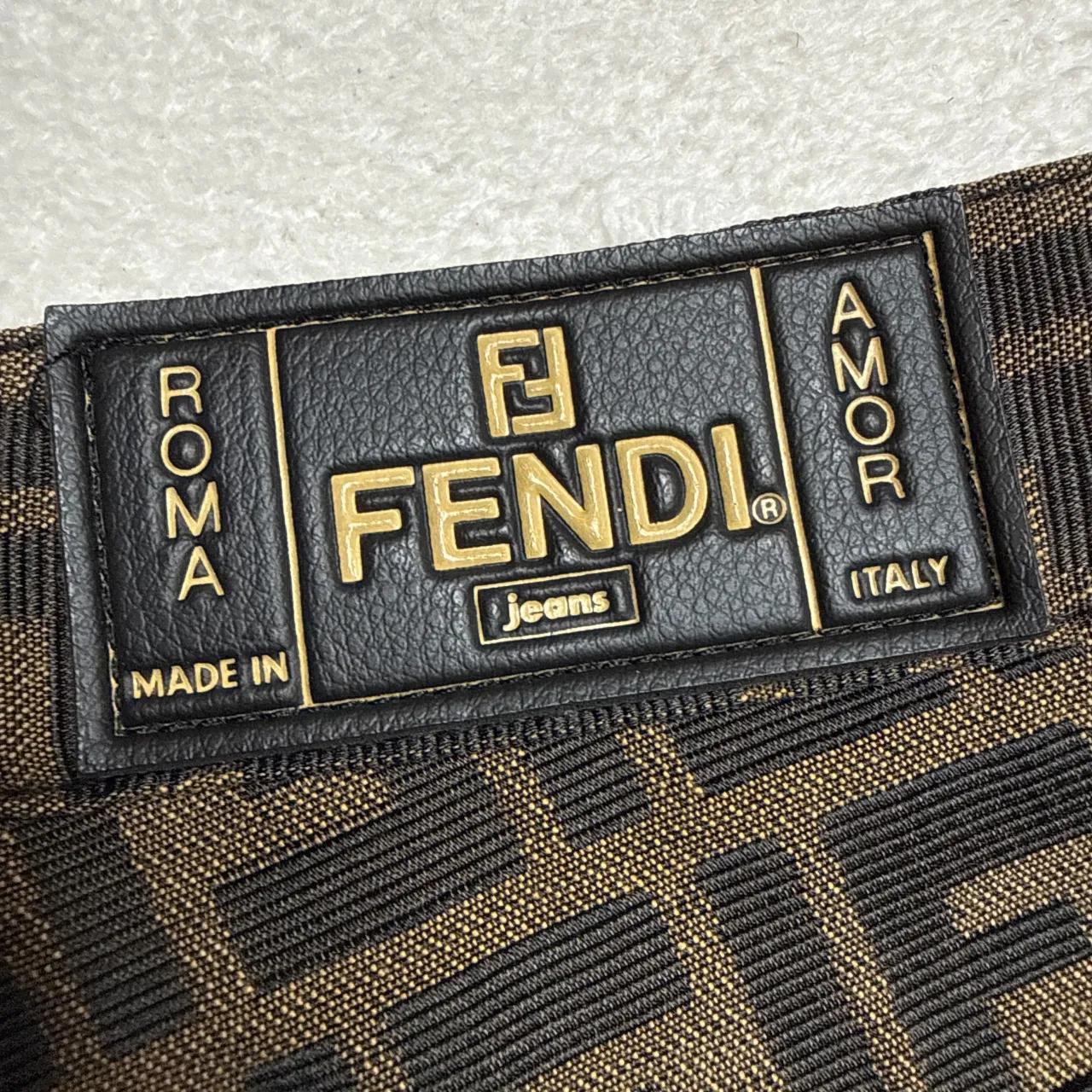 本日、フェンディFENDIのズッカ柄パンツ