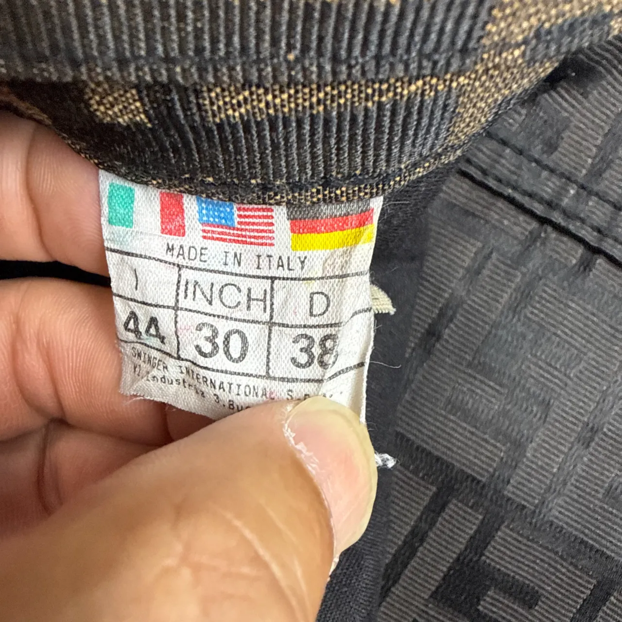 本日、フェンディFENDIのズッカ柄パンツ