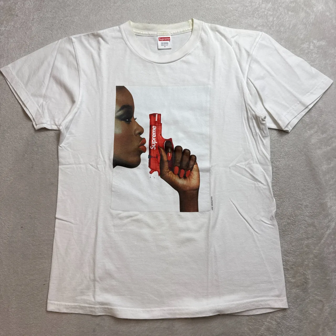本日、シュプリームのTシャツ